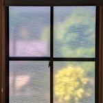 "北九州市八幡西区 施工後の窓 サンゲツGF1748梢 目隠しフィルムで自然なデザインと採光を確保"