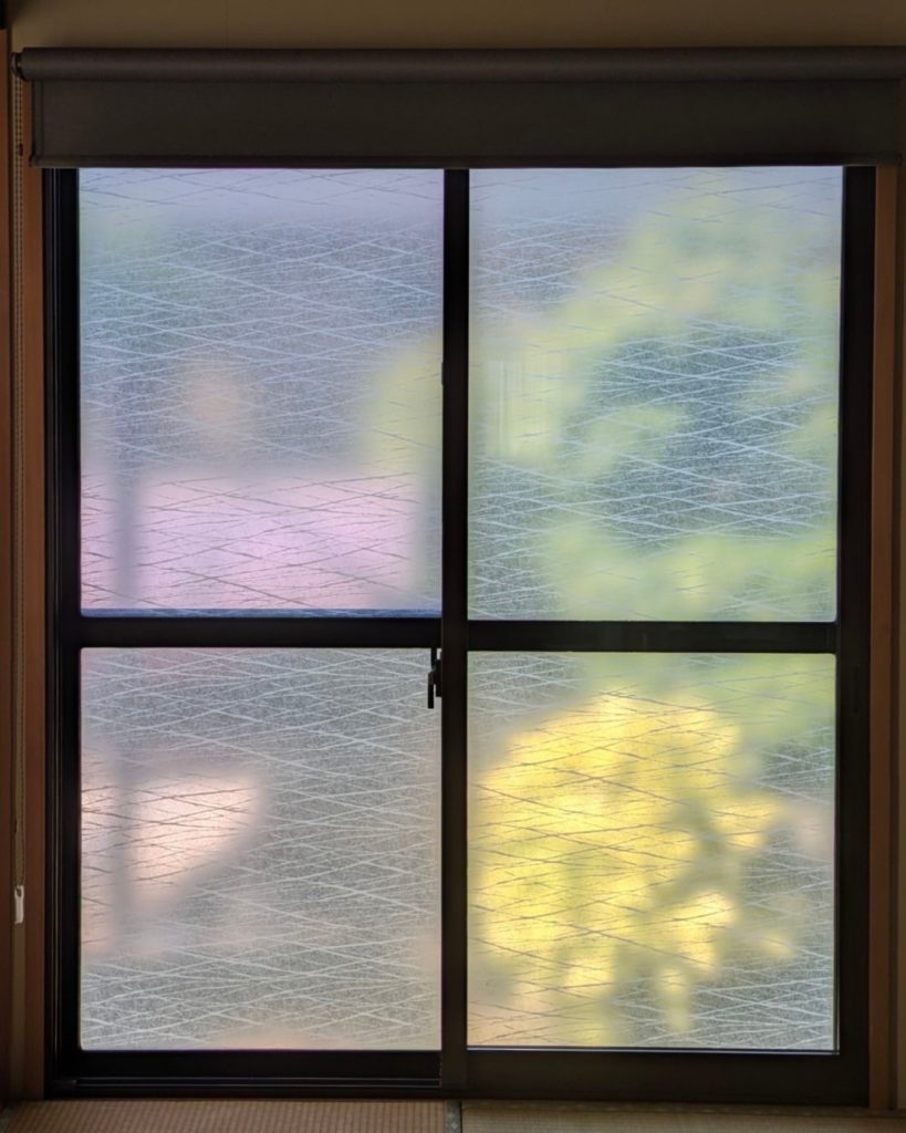 "北九州市八幡西区 施工後の窓 サンゲツGF1748梢 目隠しフィルムで自然なデザインと採光を確保"